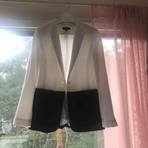  - Svart/Vit kavaj. Har haft den ett par gånger men den är fortfarande i god skick.  Pris kan förhandlas. 