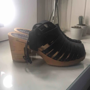  - Träskor med klack och läder från märket Moheda. Använda vid 2-3 tillfällen. Köpta för några år sedan men kommer aldrig till användning. Mycket fint skick! Swishbetalning, fraktkostnad tillkommer. Annars hämtas dem i karlskrona