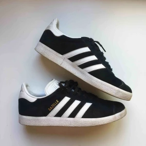  - Snygga klassiska adidas skor i strlk 38 2/3 - passar mig som har 39! Står att det är Male men funkar för alla såklart 😊 använda ett fåtal gånger! 