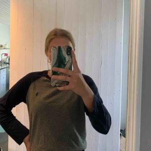  - En äkta Ralph lauren tröja, köpt i USA (nypris ca 350 kr) den är ganska liten i storleken. Bra skick!💕 säljer den för 100 kronor + 63 kronor frakt