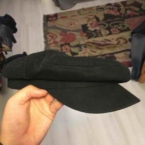  - Skeppar keps från Brandy melville. Aldrig använd. Skulle säga att det är en storlek small. Passar bäst på mindre huvuden