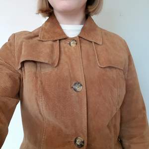 Suede coat, used moderately. Flattering model with marked waist. Bought for around 1000 sek, and im selling it only because i have more coats than i can use :)  Can meet up in uppsala or ship to other places, buyer pays for shipping.  