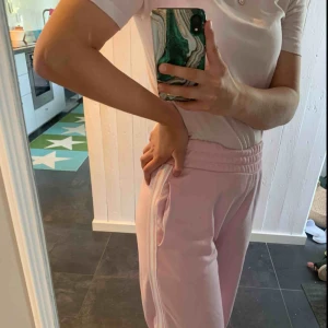  - Fina rosa byxor! Köpta på Stadium, nypris 200 kronor. Använda 2 gånger. Säljer de för 70 kronor + 54 kronor frakt!💕💕 