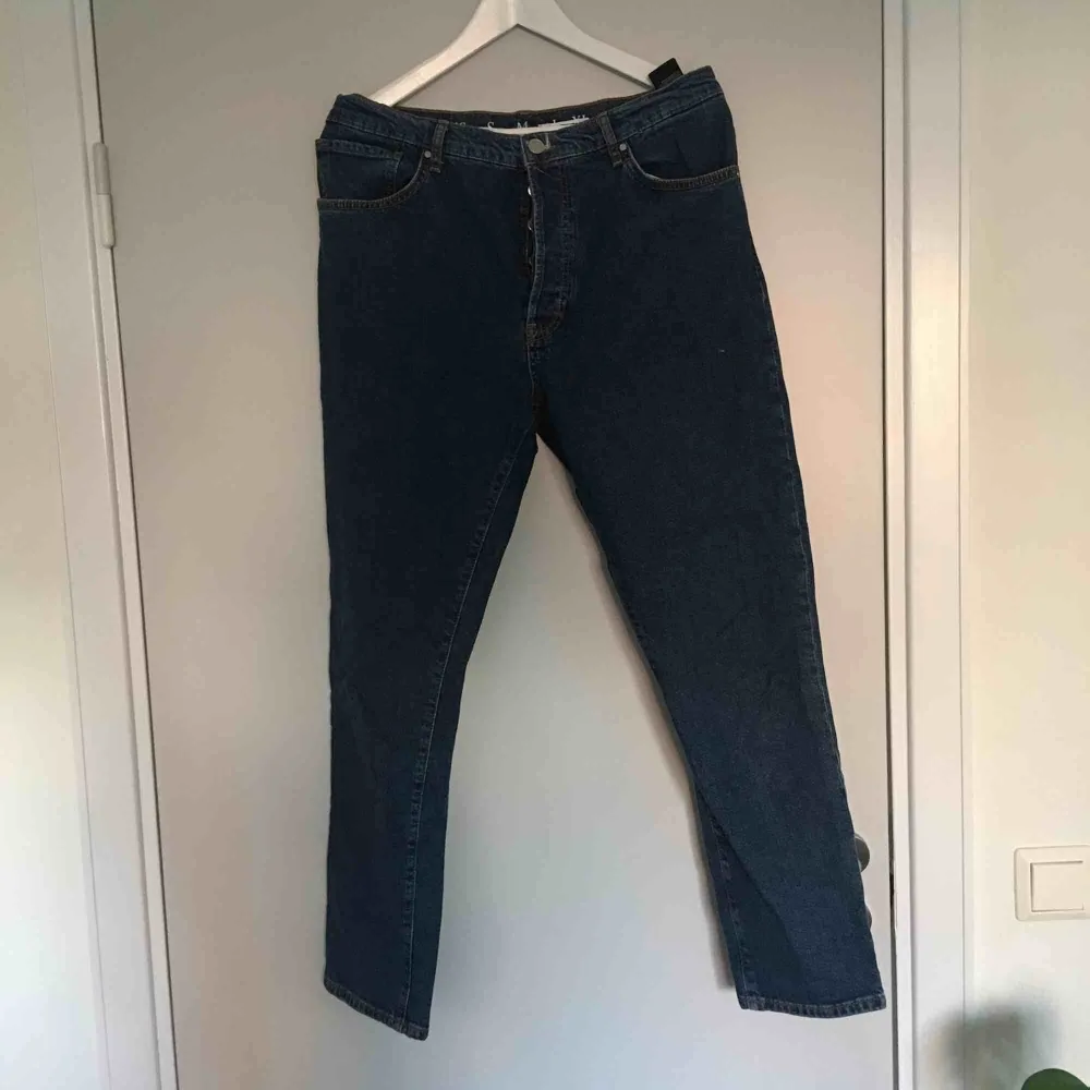 Blåa jeans som är helt oanvända från Bikbok. Knappar istället för dragkedja, jättefina! . Jeans & Byxor.