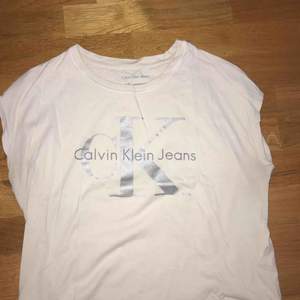 Calvin Klein t-shirt säljes. Endast använd 2-3 gånger. Den är i en kortare modell men inte en magtröja.  Passar även en S. 
