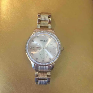  - Jättefin klocka från regal som knappt blivit använd, har en spricka men den tänker man inte på när den är på (se bild 3). Batterierna behöver bytas. 