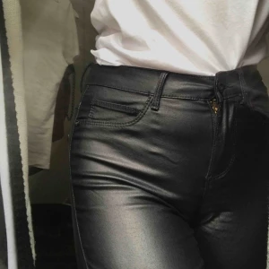  - Säljer dessa skinnbyxor ifrån ONLY, de passar XS/S och är riktigt snygga i rumpan🥵 köpare står för frakt!