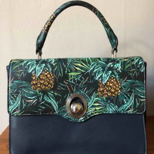  - Super fin väska med utbytbar framsida och tillhörande axelband! Mycket rymlig med tre stora fack och ett mindre.