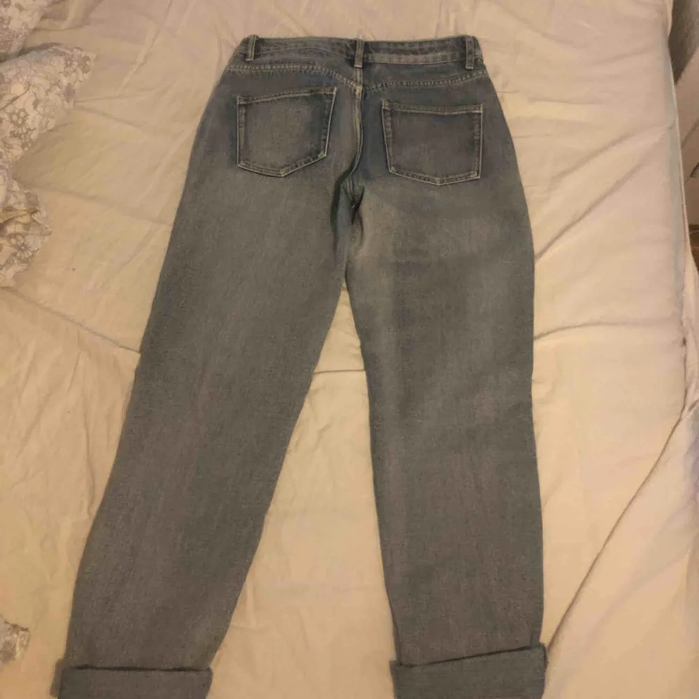 Har två par helt oanvända jeans med hål på knäna. Ena paret är storlek 40 och andra 42. Jättefina men har inte kommit till användning då dom är väldigt små i storlek.Köpta på NAKD Finns i malmö där jag kan mötas upp,annars betalar köparen frakten:). Jeans & Byxor.