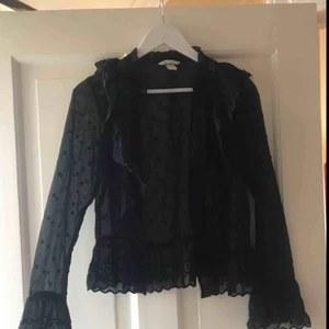  - En mycket fin svart spetsblus