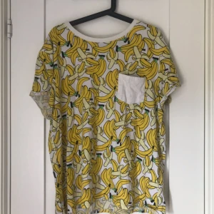  - Ball banantröja. Är mer som M/L än XL. Fick den av ett ex så kan inte ha den längre, ni vet vad jag pratar om. Köpare står för frakt💕