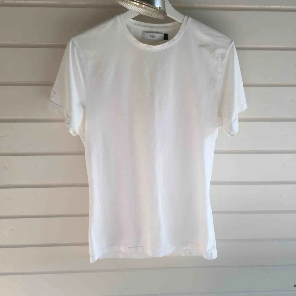 Superfin vit t-shirt från märket bläck. Storlek S herr. Väldigt bra basplagg att ha i garderoben! . T-shirts.