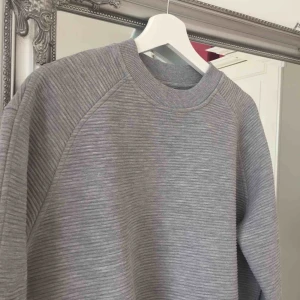  - Skön tröja som använts väldigt lite.  Frakt tillkommer🌸