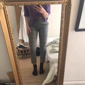  - Säljer dessa super snygga byxor från Gina Tricot! Det är ett tunt material så dom ä jättesköna nu under sommaren! Inga hål eller andra defekter och dom ä knappt använda❤️ (är 170cm lång) 