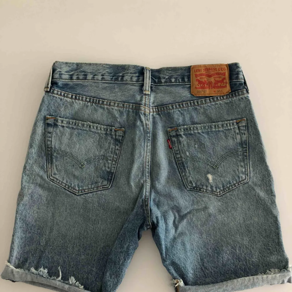 Levis jeansshorts för herr i str 30. Använts ett fåtal gånger. Hämtas i Malmö eller skickas om köparen står för frakt. Shorts.
