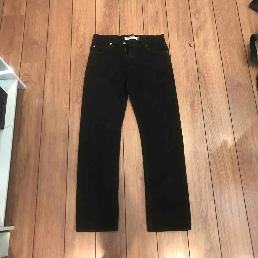Ett par svarta Levis jeans, 505or. Väldigt bra skick. Inte stretch. . Jeans & Byxor.