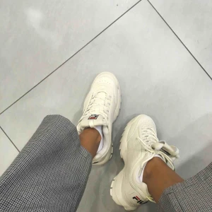  - Fila sneakers i storlek 39. Bra skick! Kan mötas på alternativt frakta. Köparen står för frakten