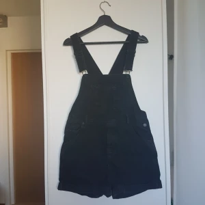  - Svarta hängselbyxor från Monki i strl M. Använda men i bra skick. Fram och bakfickor. 