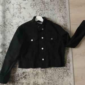  - Demin jacka i svart. 