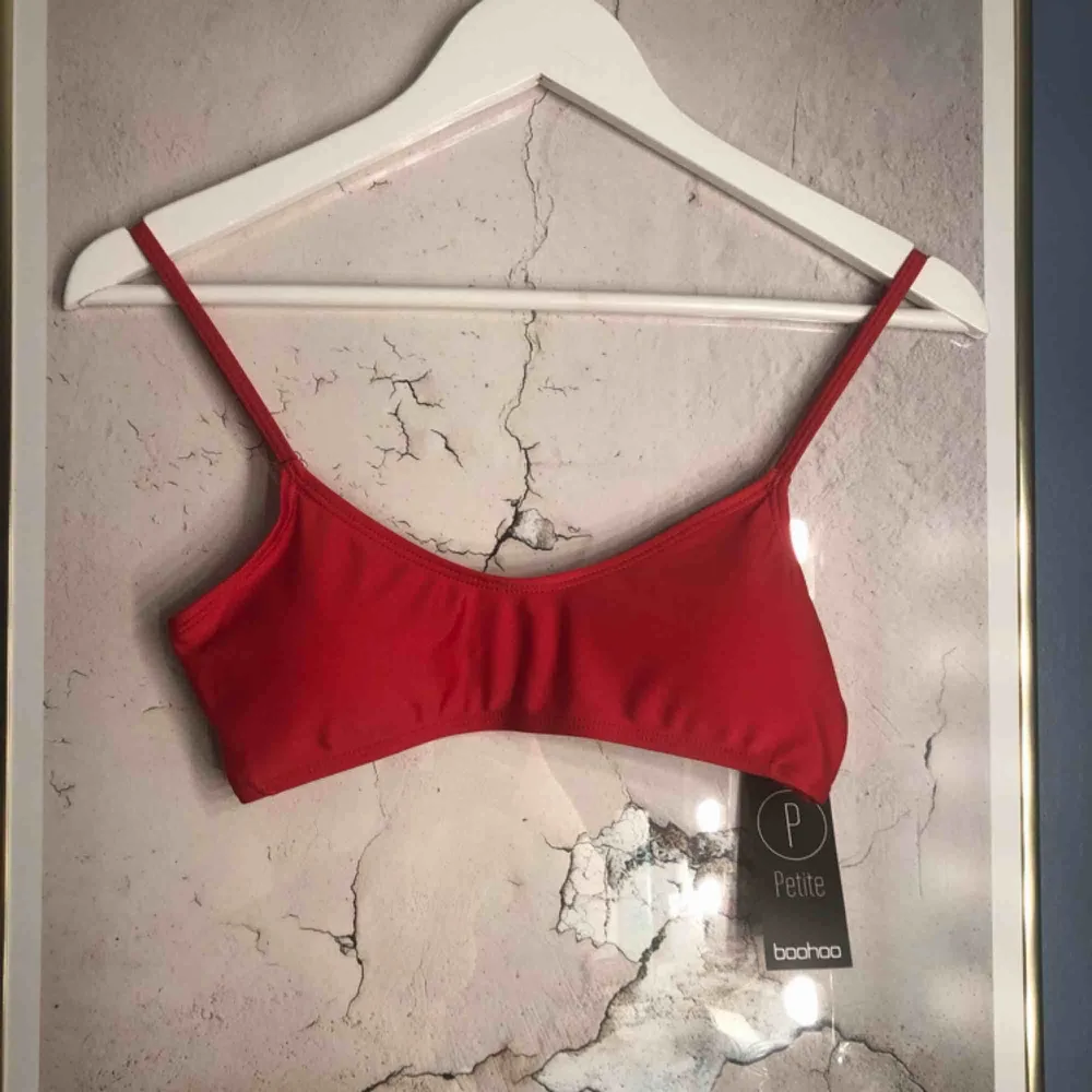 Helt ny bikinitopp från boohoo’s petit linje i en superfin röd färg. Går att anpassa längden på banden. Står att det är storlek 38 vilket jag själv har men på mig går den inte på. Mer storlek xxs eller xs. Övrigt.