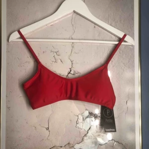  - Helt ny bikinitopp från boohoo’s petit linje i en superfin röd färg. Går att anpassa längden på banden. Står att det är storlek 38 vilket jag själv har men på mig går den inte på. Mer storlek xxs eller xs
