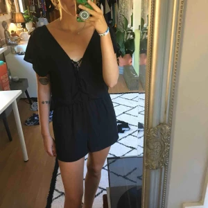  - Svart jumpsuit med störning från ginatricot. Frakt tillkommer
