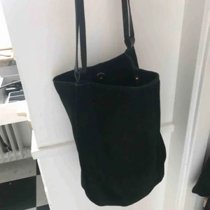  - Jättefin svart väska i mocka från mint & berry använd fåtal gånger, nyskick! 