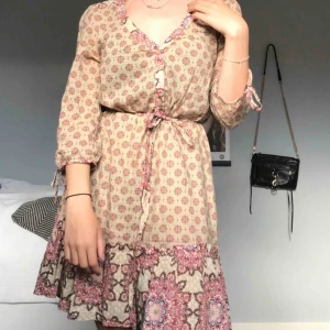  - Super söt och sommrig klänning i tunnt och mönstrat tyg! Passar både XS/S/M. Knappar vid bröstet och band i midjan!