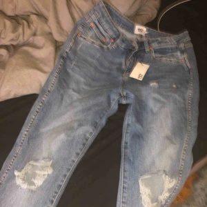  - Helt nya jeans från Lager154, jätte skönt o sjukt fina men säljer då ja inte passar dem så bra tyvärr. Köpta för 300 säljes för 200 + 50kr frakt 💘💘