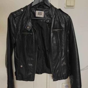  - Skinnjacka från Vero Moda i storlek S. Fint skick
