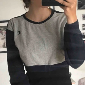  - Champion Tröja från Beyond retro. Strl S verkligen jättefin men passar tyvärr inte mig🌹
