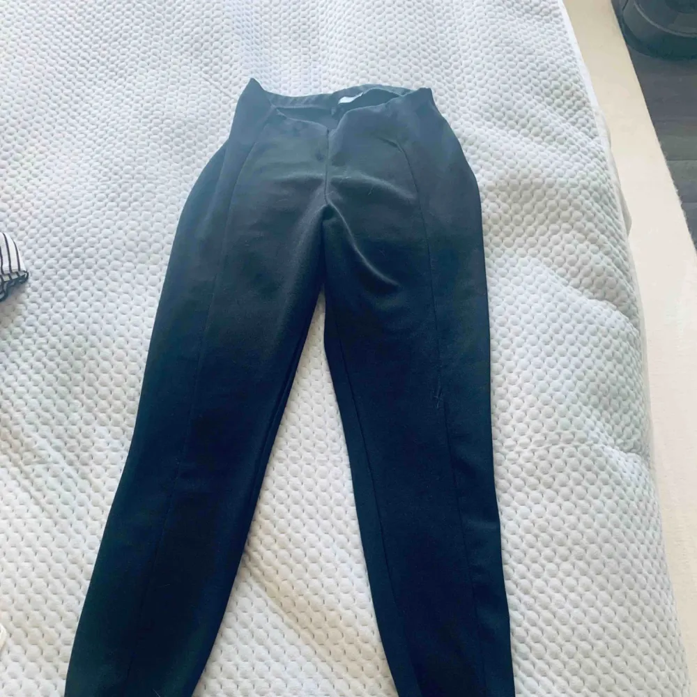 Svarta byxor från asos. Som leggings fast i tjockare och finare material. . Jeans & Byxor.