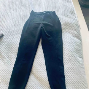  - Svarta byxor från asos. Som leggings fast i tjockare och finare material. 