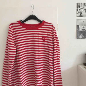  - Köpt på shein för några år sedan, använd typ 3 gånger! Stabil kvalité och snygg att ha under t-shirts, frakt är inräknat i priset!💘 Ser ut som en commes des garcons hehe men är fejk