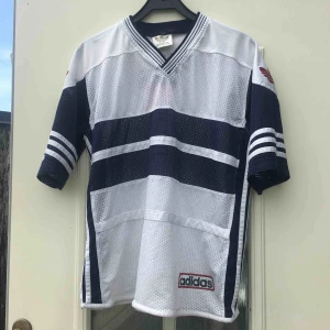 Adidas  - Cool retro Adidas tröja 🚀