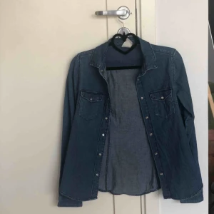  - En fin  blå jeans skjorta från H&M i stolek 36 som är använd få gånger (frakt tillkommer)