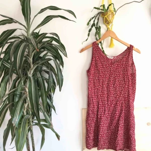  - Mycket gullig småblommig röd klänning, från second hand. Ungefärlig storlek S