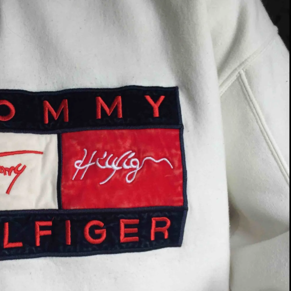 Vintage Tommy Hilfiger sweatshirt! Några mindre fläckar som inte märks av (se ärmen på sista bilden). Själva märket är i sammet. Står XL men L är närmare sanningen. Köparen står för frakten 💜. Hoodies.