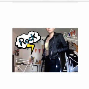  - 🖤 Superrrrsnygg skinnjacka från JOFAMA By Kenza 🖤  Snyggt mönster på insidan, i mycket gott skick !! DM:a gärna om du vill ha fler bilder :) Köpt för 3500kr, pris kan diskuteras, men frakt tillkommer 💖