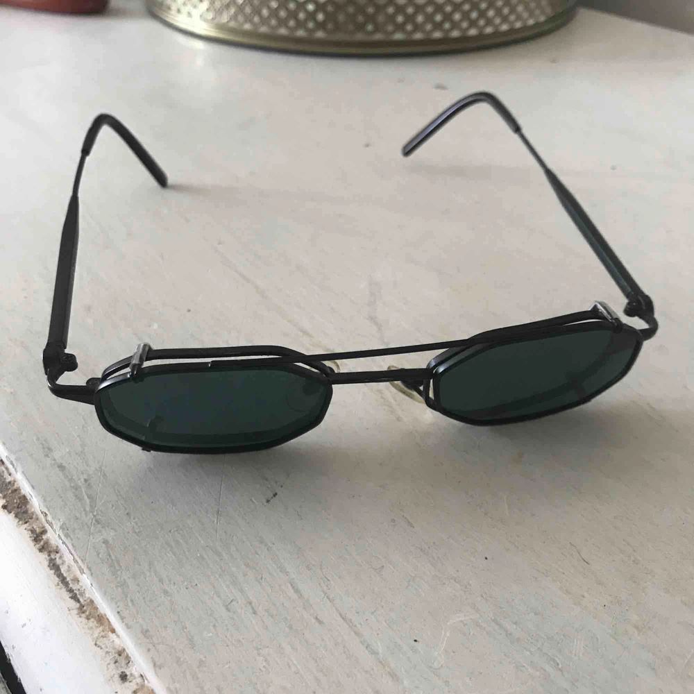 Underbara original 90-tals solglasögon. . Accessoarer.