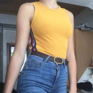  - Gult linne från Bershka. Använd fåtal gånger.  Jag står för frakten. 