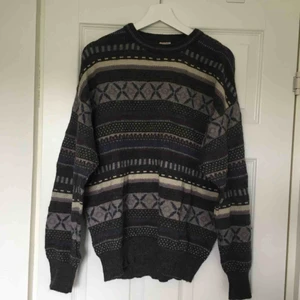  - Jättefin mjuk och stickad tröja med mönster! Väldigt mysig på höst/vinter!