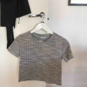  - T-shirt från ZARA. Lite kortare i modellen samt lite tjockare tyg. Knappt använd❣️
