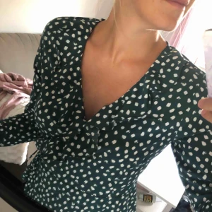 - Garderob rensning! Säljer denna gröna blus som aldrig är använd. 