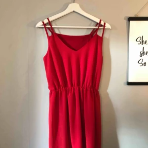  - SÅÅÅ fin klar röd sommardröm!!  Inga fläckat eller något, superfin verkligen.  