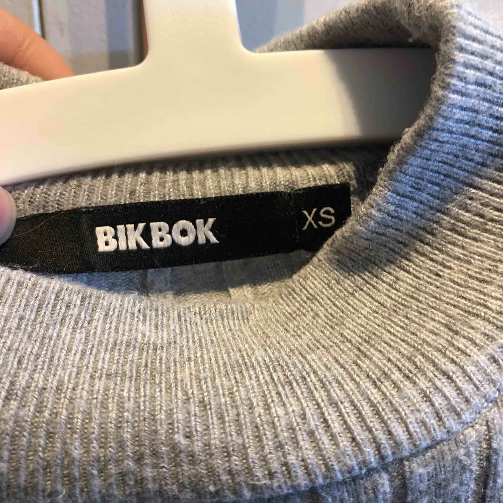 Stickad, kortare tröja ifrån BikBok Priset är inklusive frakt . Toppar.