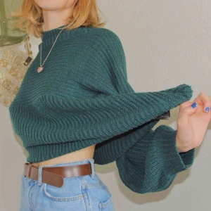  - Stickad, skogsgrön tröja med crewneck-krage. Frakt på 36kr tillkommer men jag nöts lika gärna upp i Täby eller innerstan. Betalning via swish!