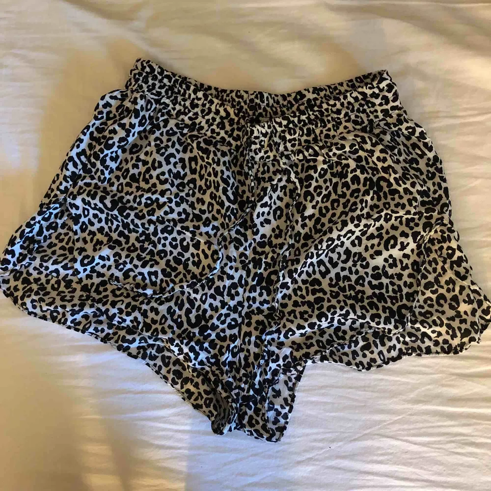 svartvita leopardskjorts, frakten ingår. Shorts.