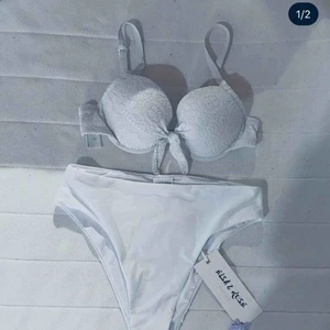  - Vit bikini överdel  (Lite små fläckar på ena bandet)  Frakt tillkommer! 