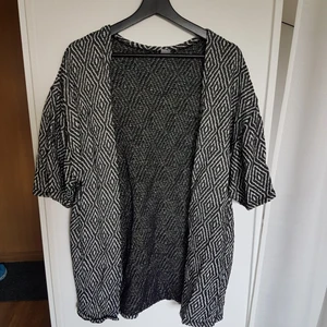  - Stickad kofta i coolt mönster, knappt använd🌿 